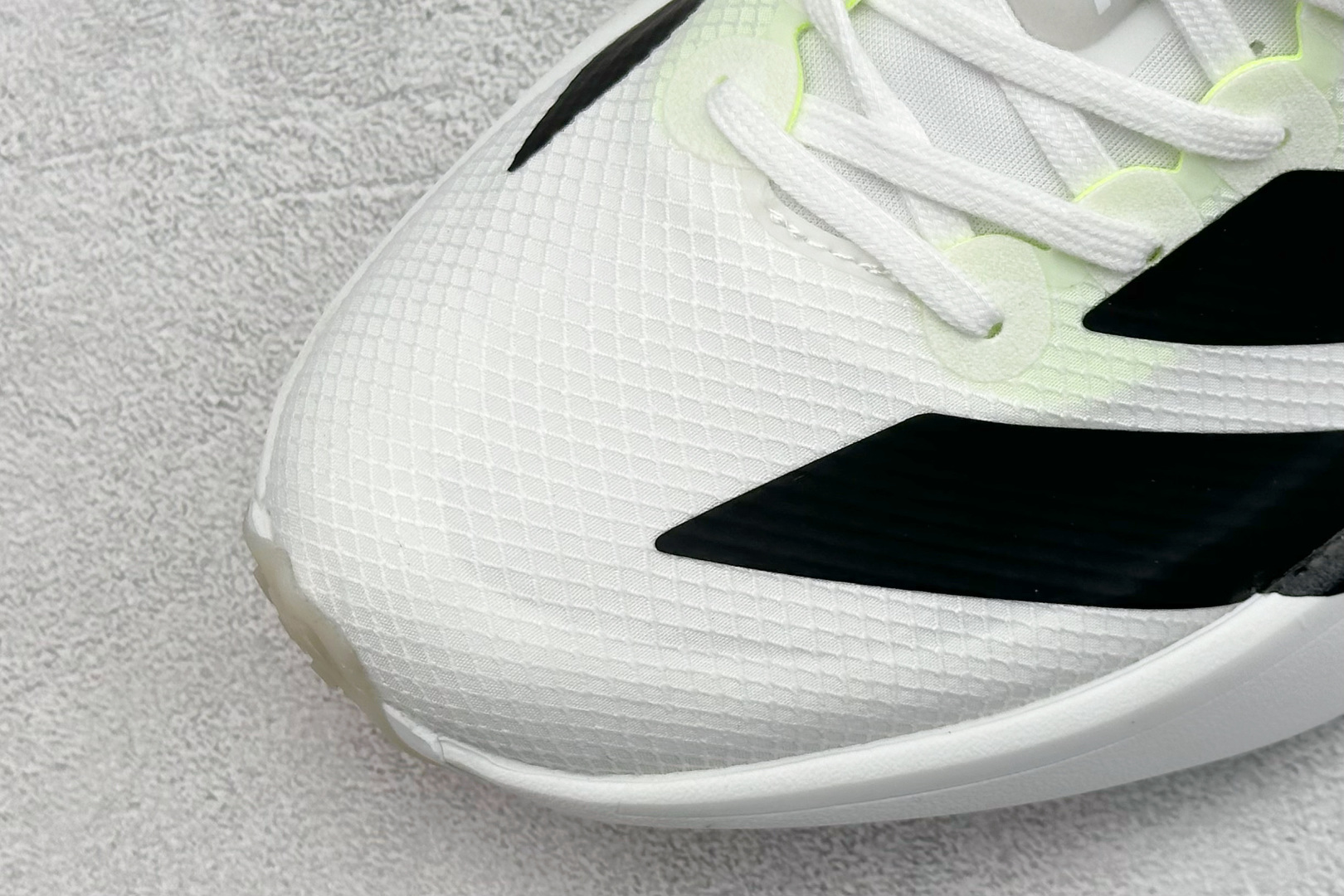  
AD Adizero Adios 4 M轻盈跑鞋
耐磨减震专业跑步鞋 
冲向目标，一路向前，不断挑战