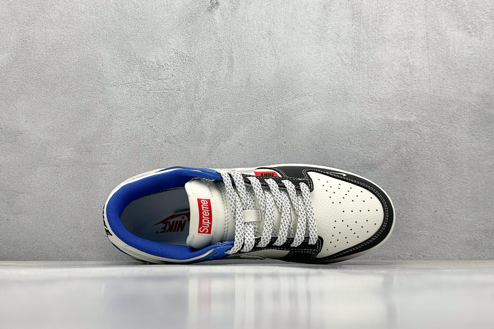  
Nike SB Dunk Low x Supreme 白黑蓝小钩
纯原大厂出品 极力推荐
原装头层材