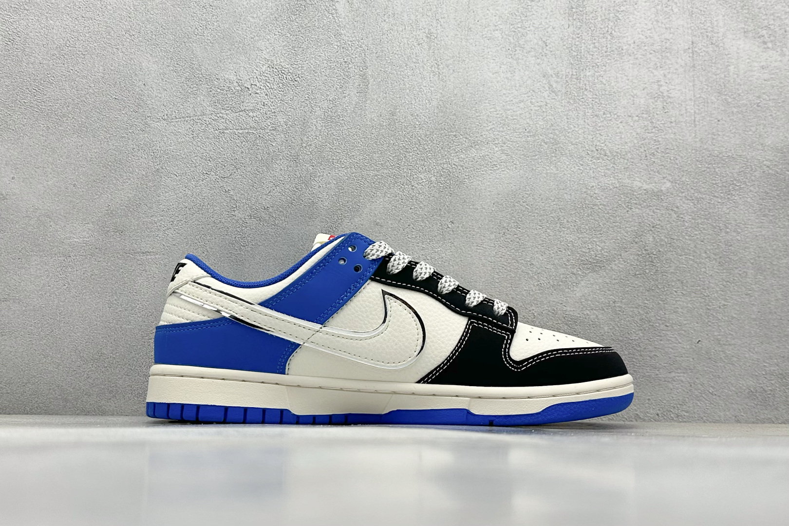 
Nike SB Dunk Low x Supreme 白黑蓝小钩
纯原大厂出品 极力推荐
原装头层材