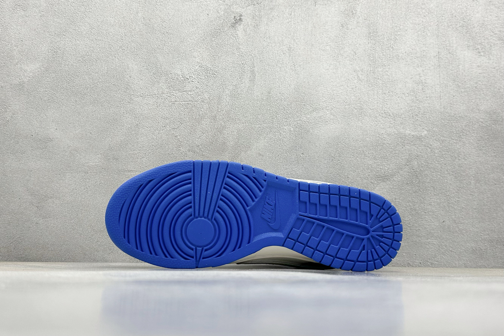  
Nike SB Dunk Low x Supreme 白黑蓝小钩
纯原大厂出品 极力推荐
原装头层材