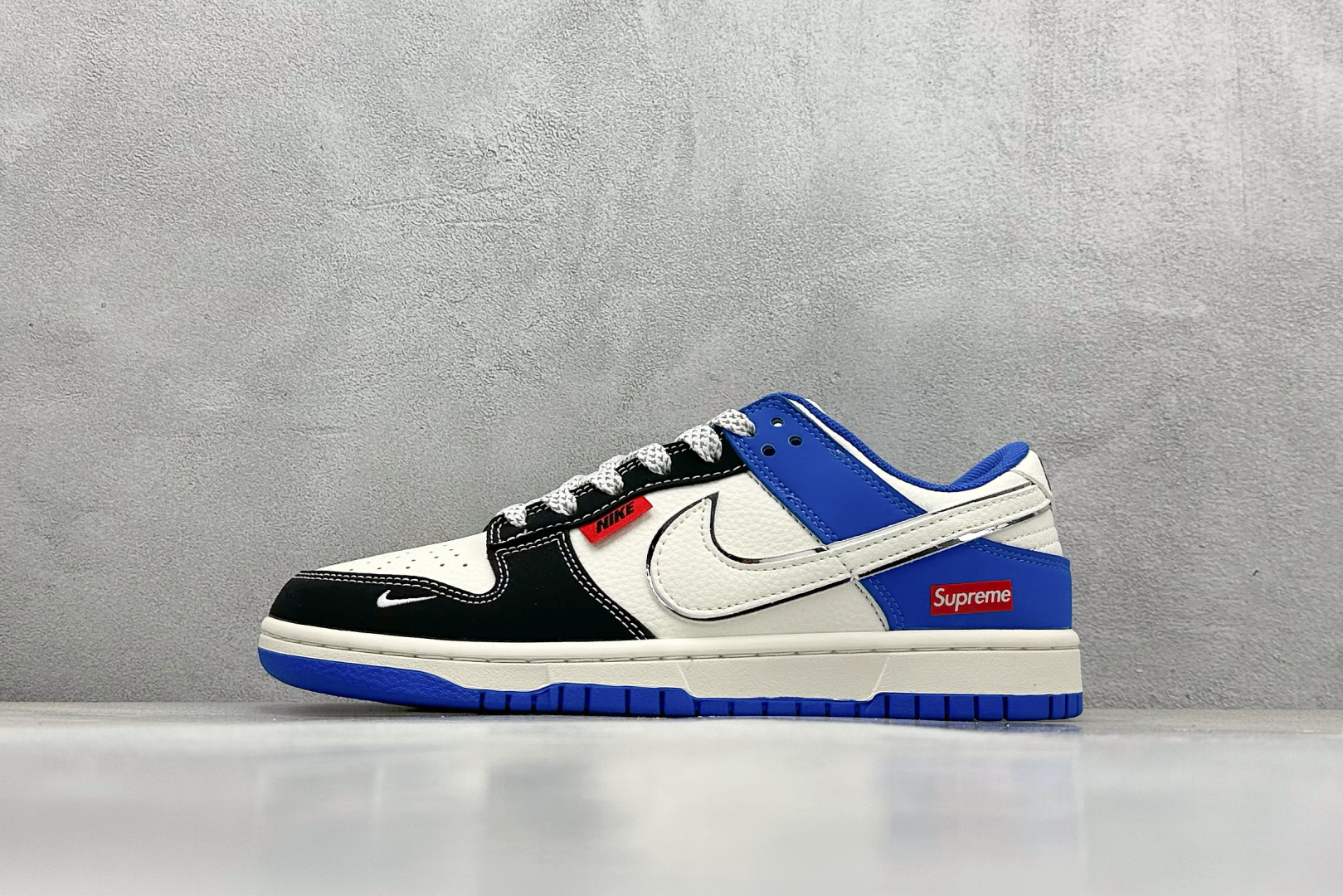  
Nike SB Dunk Low x Supreme 白黑蓝小钩
纯原大厂出品 极力推荐
原装头层材