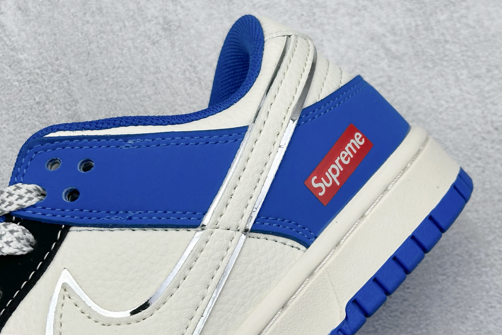  
Nike SB Dunk Low x Supreme 白黑蓝小钩
纯原大厂出品 极力推荐
原装头层材