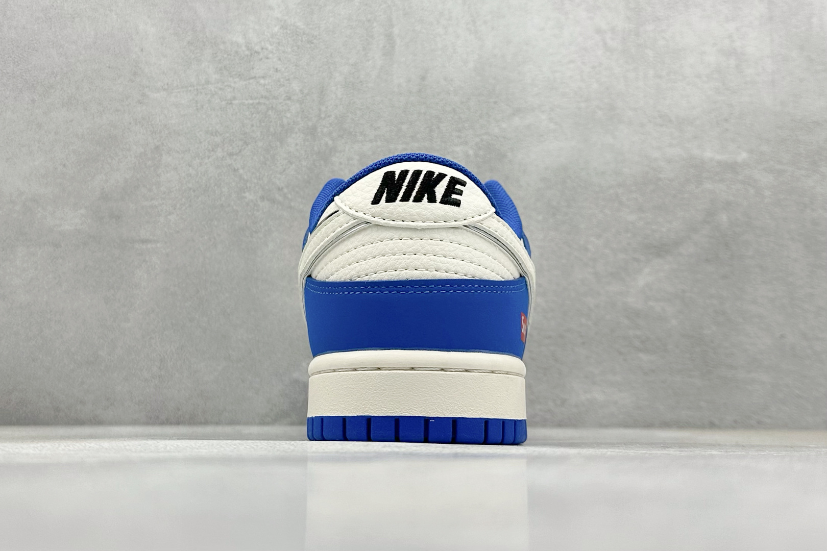  
Nike SB Dunk Low x Supreme 白黑蓝小钩
纯原大厂出品 极力推荐
原装头层材