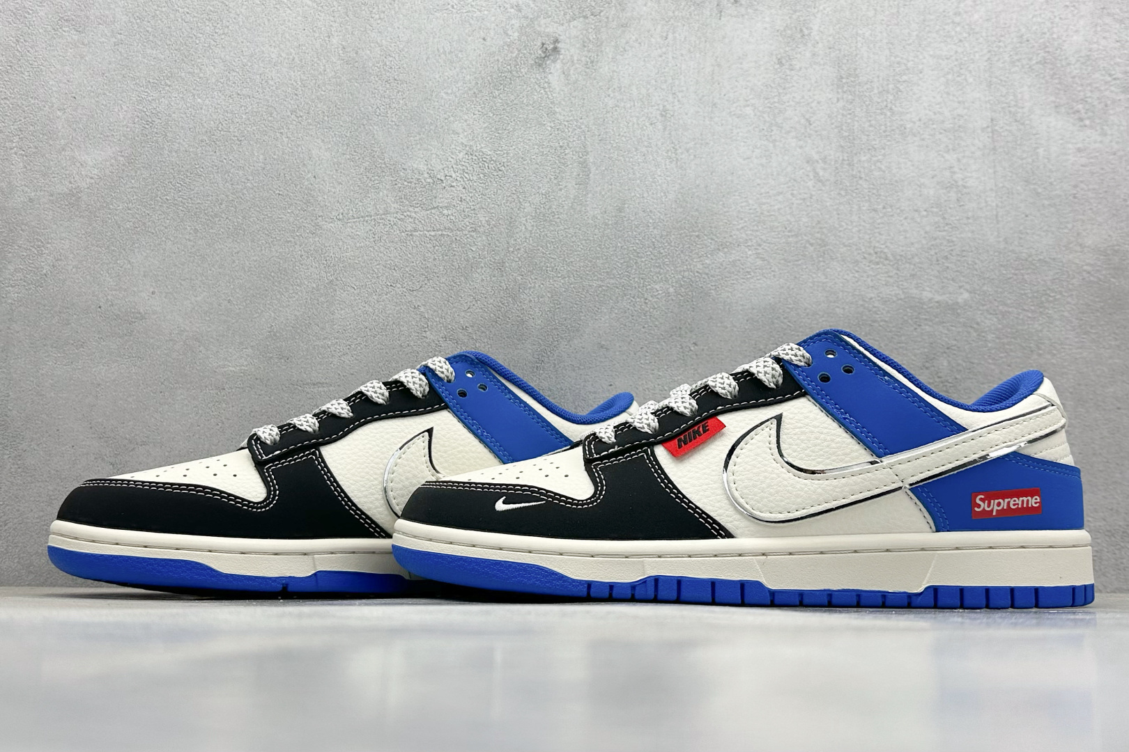  
Nike SB Dunk Low x Supreme 白黑蓝小钩
纯原大厂出品 极力推荐
原装头层材