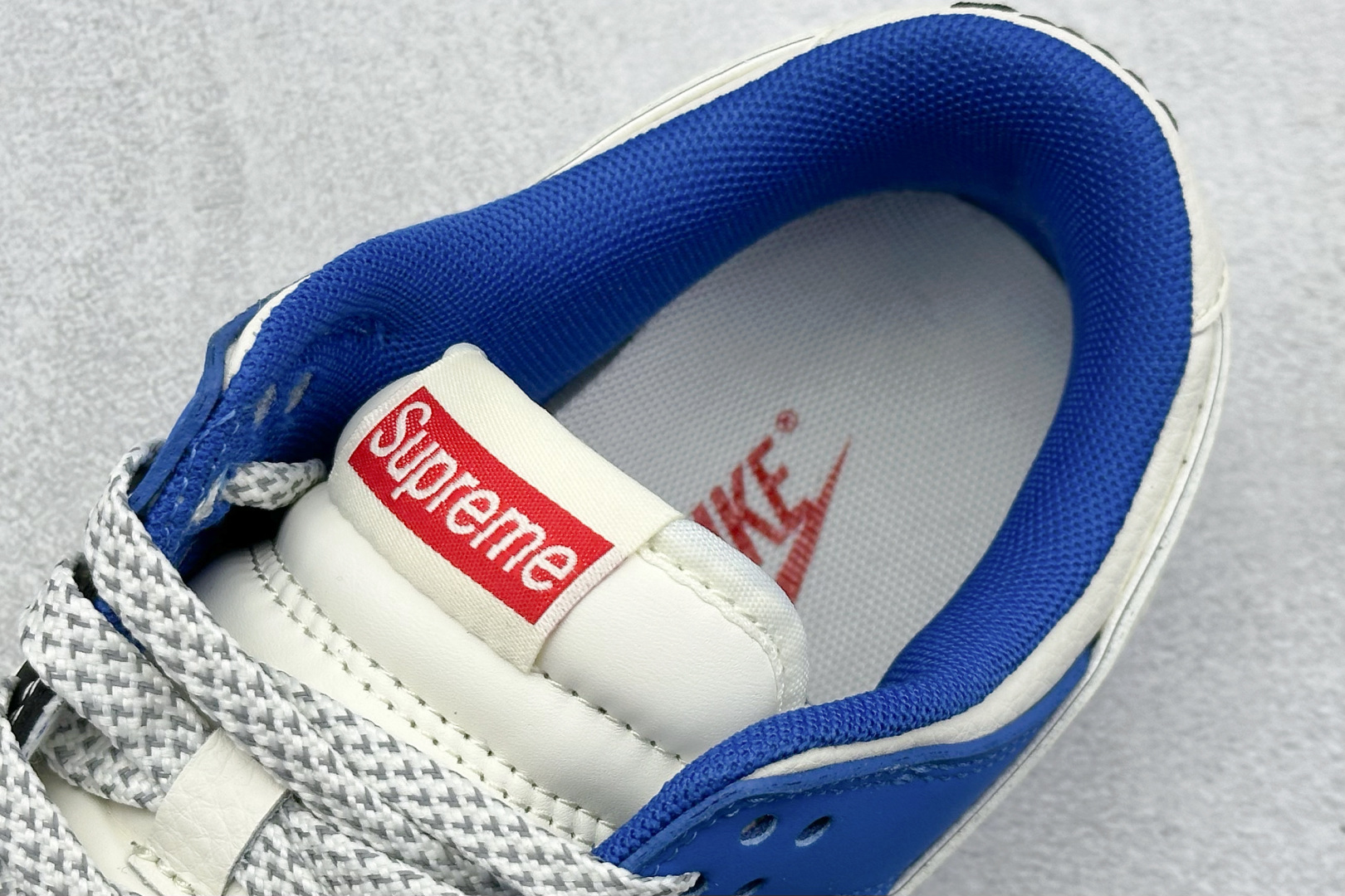  
Nike SB Dunk Low x Supreme 白黑蓝小钩
纯原大厂出品 极力推荐
原装头层材