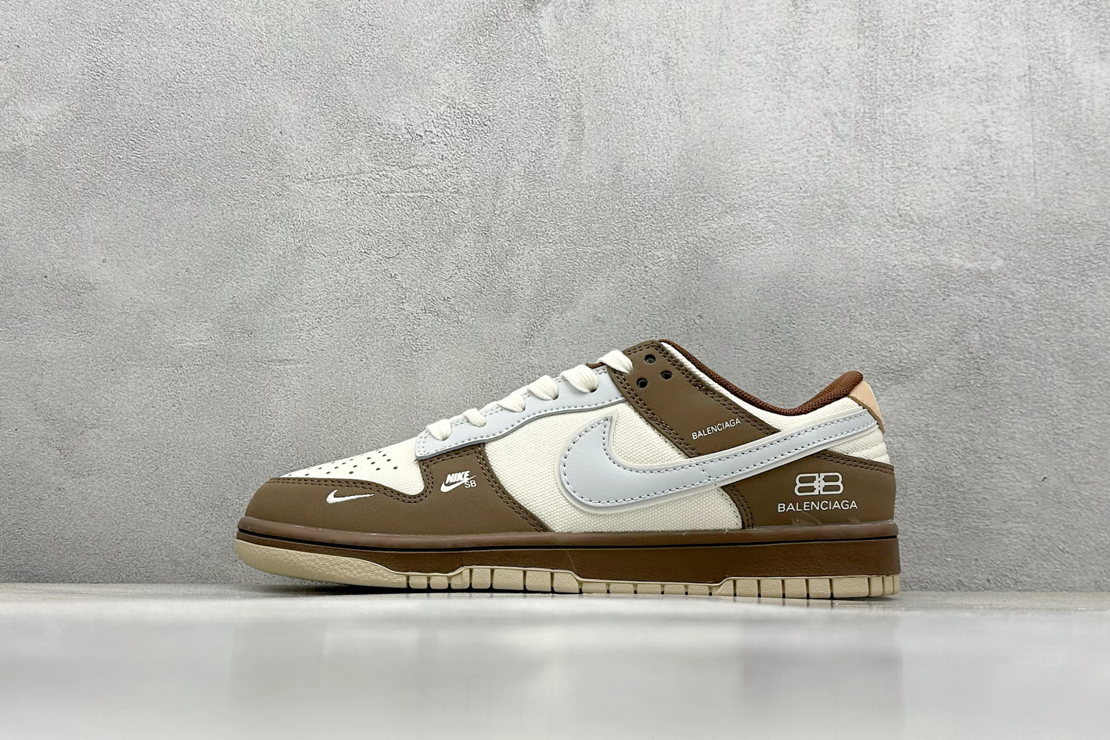  
Nike SB Dunk Low x Balenciaga 白棕灰小钩
纯原大厂出品 极力推荐
原装