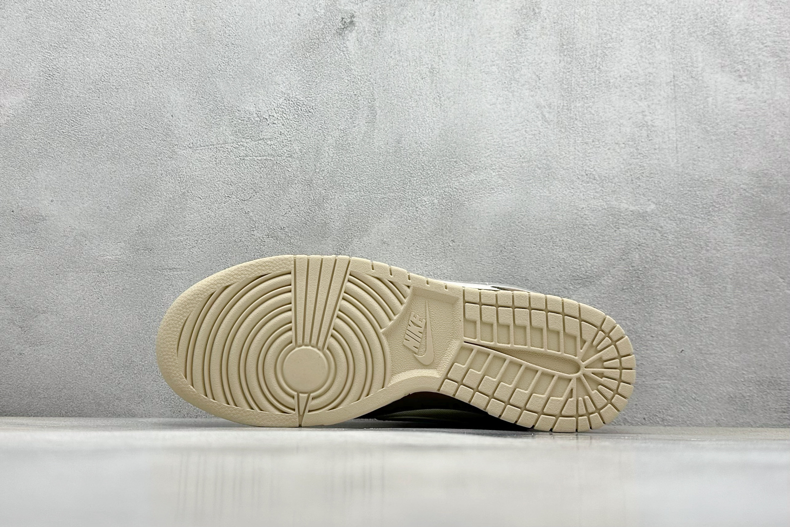  
Nike SB Dunk Low x Balenciaga 白棕灰小钩
纯原大厂出品 极力推荐
原装