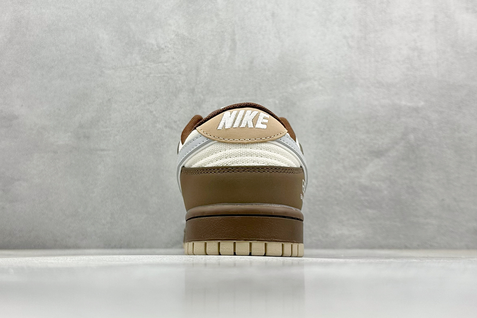  
Nike SB Dunk Low x Balenciaga 白棕灰小钩
纯原大厂出品 极力推荐
原装