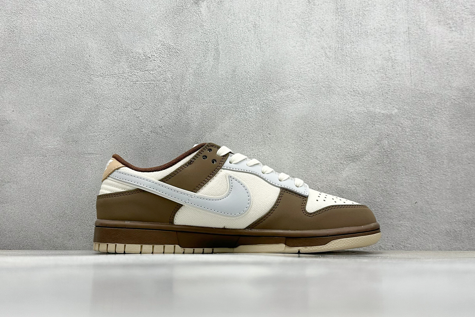  
Nike SB Dunk Low x Balenciaga 白棕灰小钩
纯原大厂出品 极力推荐
原装