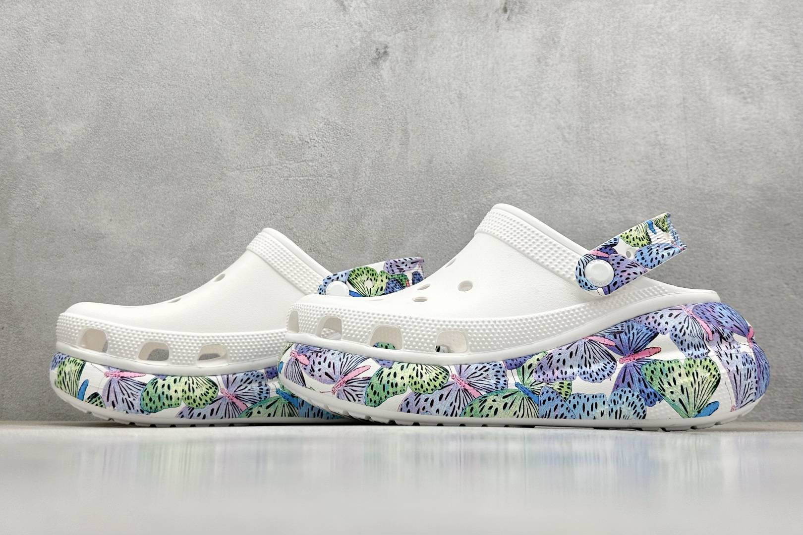  终端放店
K 原装 Crocs卡洛驰 泡芙

Size：W5=34-35
          W6=3