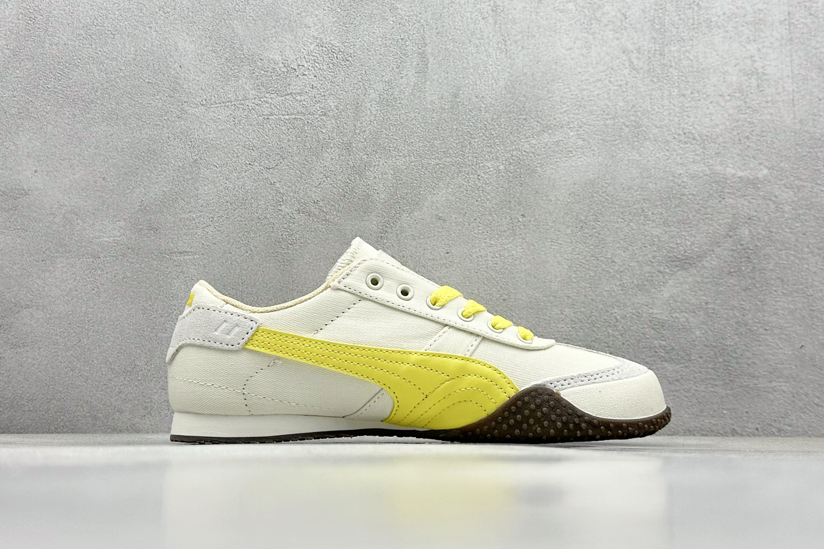  终端放店
Xs版 Puma Palermo OG  防滑耐磨低帮德训板鞋
孔眼底座和脚趾凸起由绒面革材