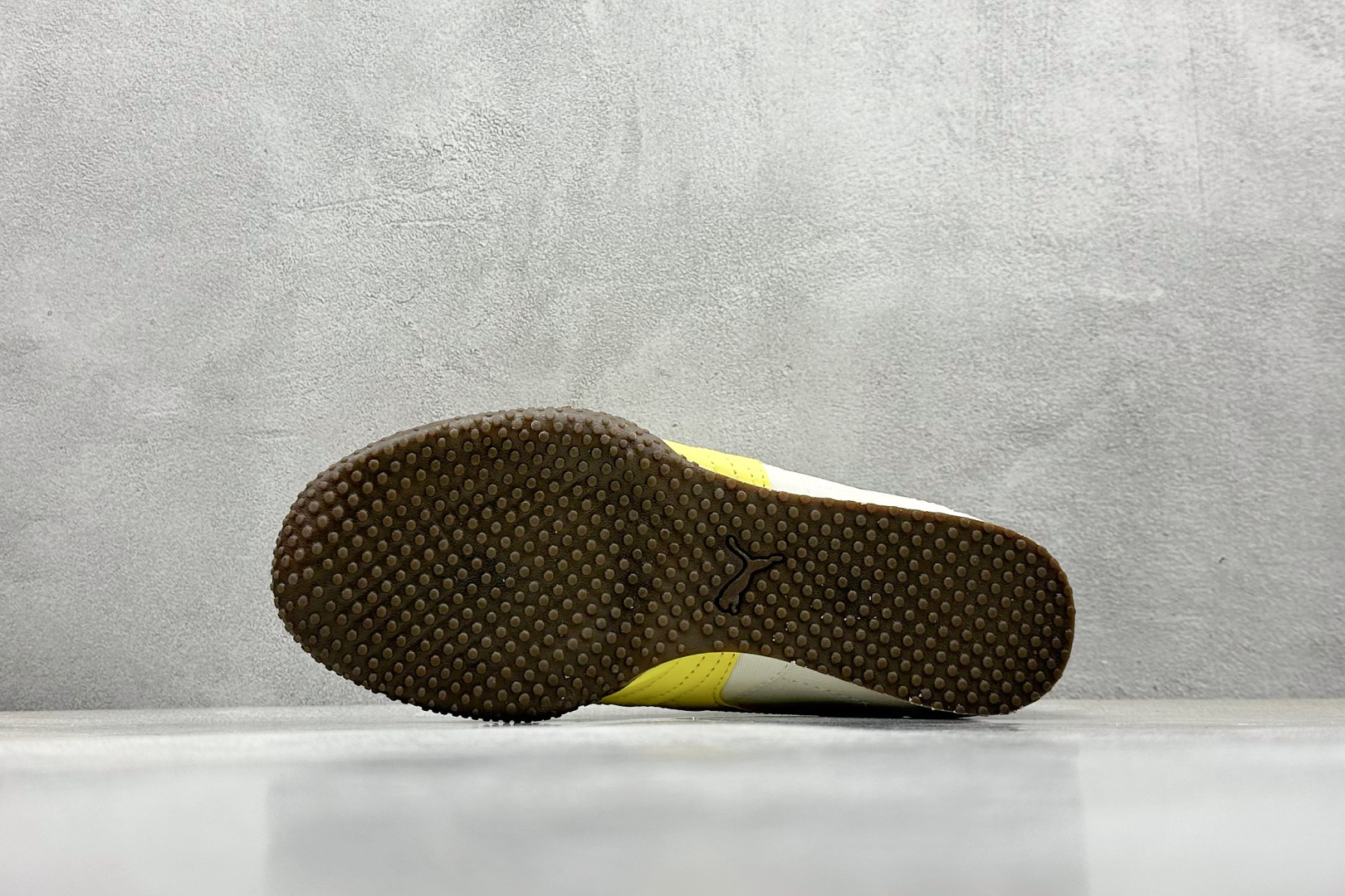  终端放店
Xs版 Puma Palermo OG  防滑耐磨低帮德训板鞋
孔眼底座和脚趾凸起由绒面革材