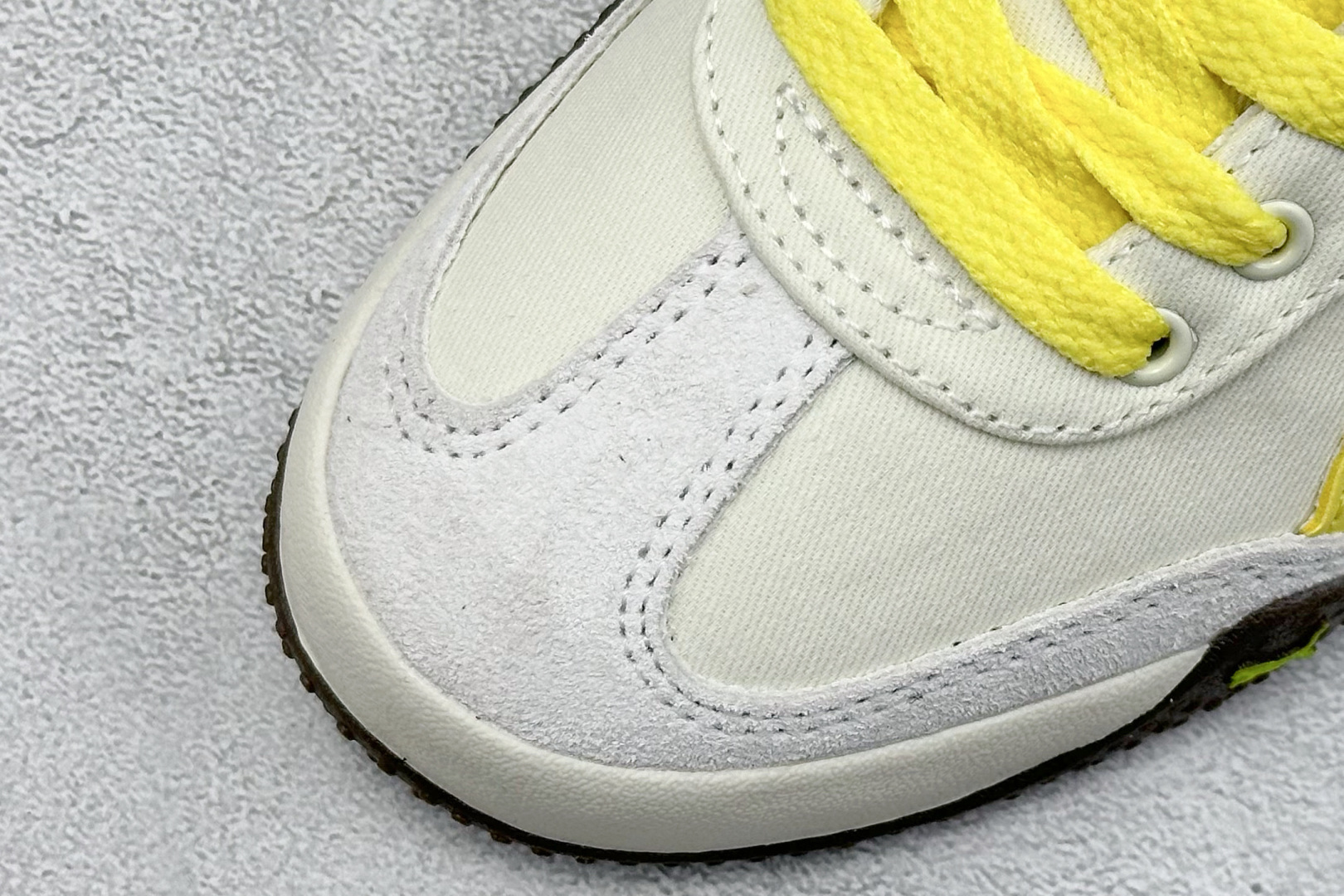  终端放店
Xs版 Puma Palermo OG  防滑耐磨低帮德训板鞋
孔眼底座和脚趾凸起由绒面革材