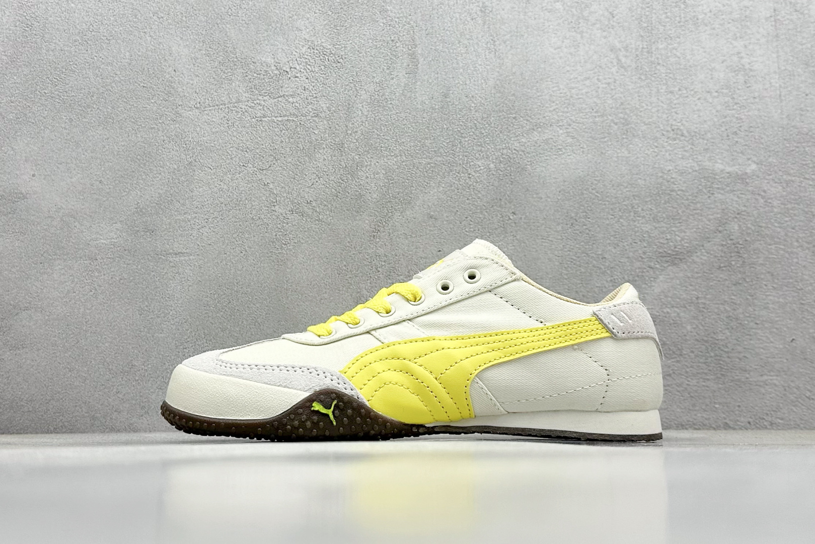  终端放店
Xs版 Puma Palermo OG  防滑耐磨低帮德训板鞋
孔眼底座和脚趾凸起由绒面革材