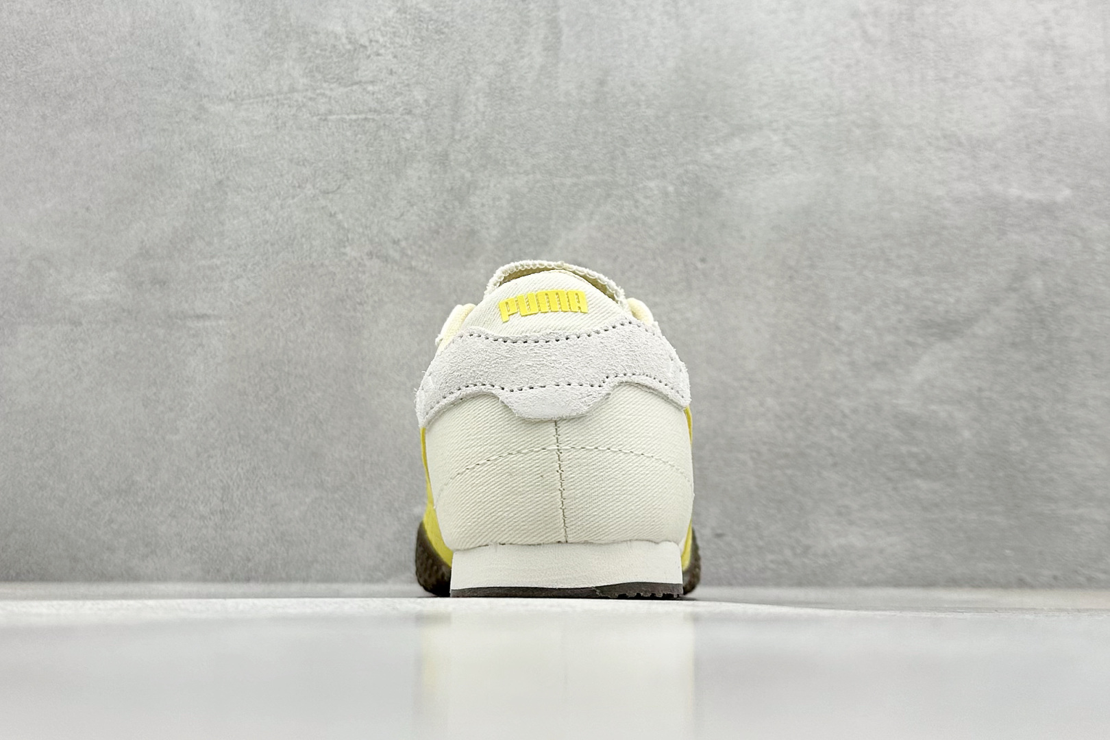  终端放店
Xs版 Puma Palermo OG  防滑耐磨低帮德训板鞋
孔眼底座和脚趾凸起由绒面革材