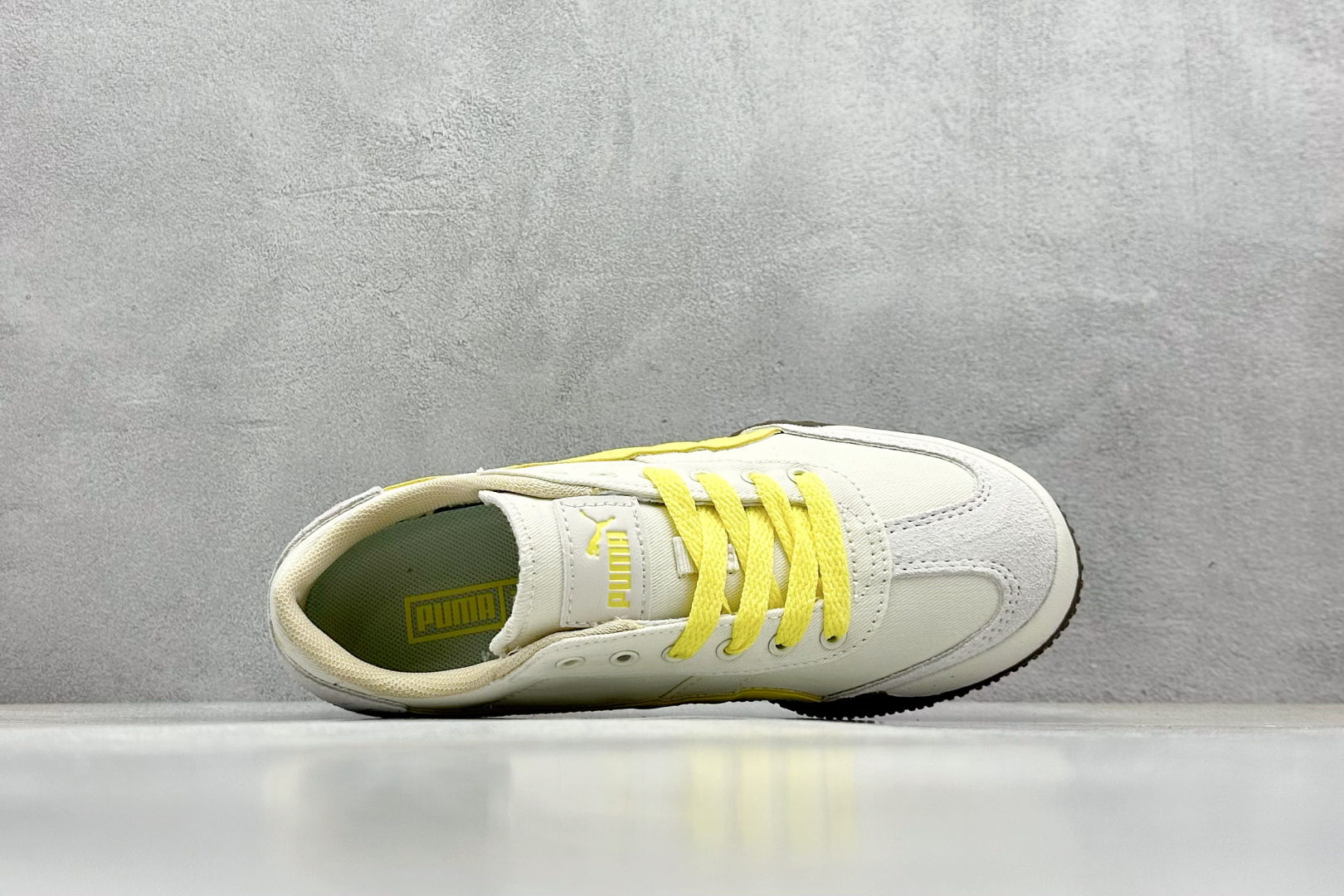  终端放店
Xs版 Puma Palermo OG  防滑耐磨低帮德训板鞋
孔眼底座和脚趾凸起由绒面革材