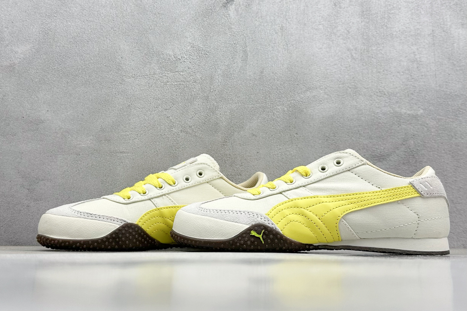  终端放店
Xs版 Puma Palermo OG  防滑耐磨低帮德训板鞋
孔眼底座和脚趾凸起由绒面革材