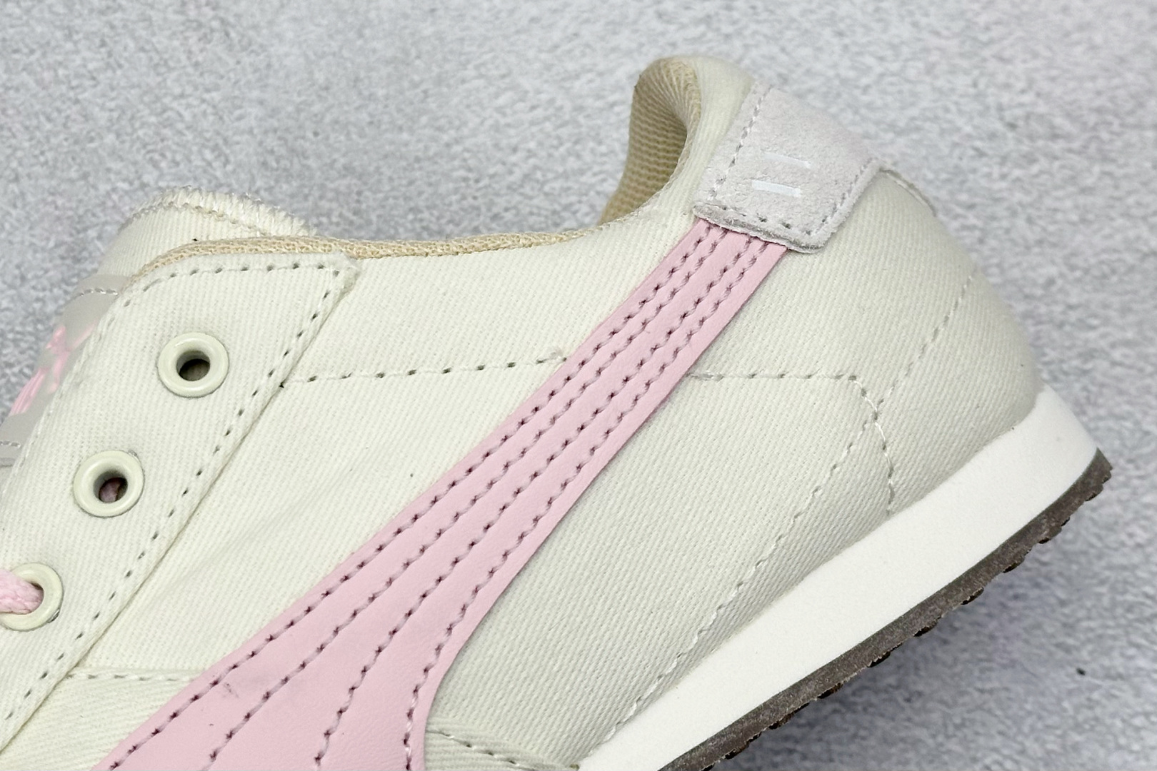  终端放店
Xs版 Puma Palermo OG  防滑耐磨低帮德训板鞋
孔眼底座和脚趾凸起由绒面革材