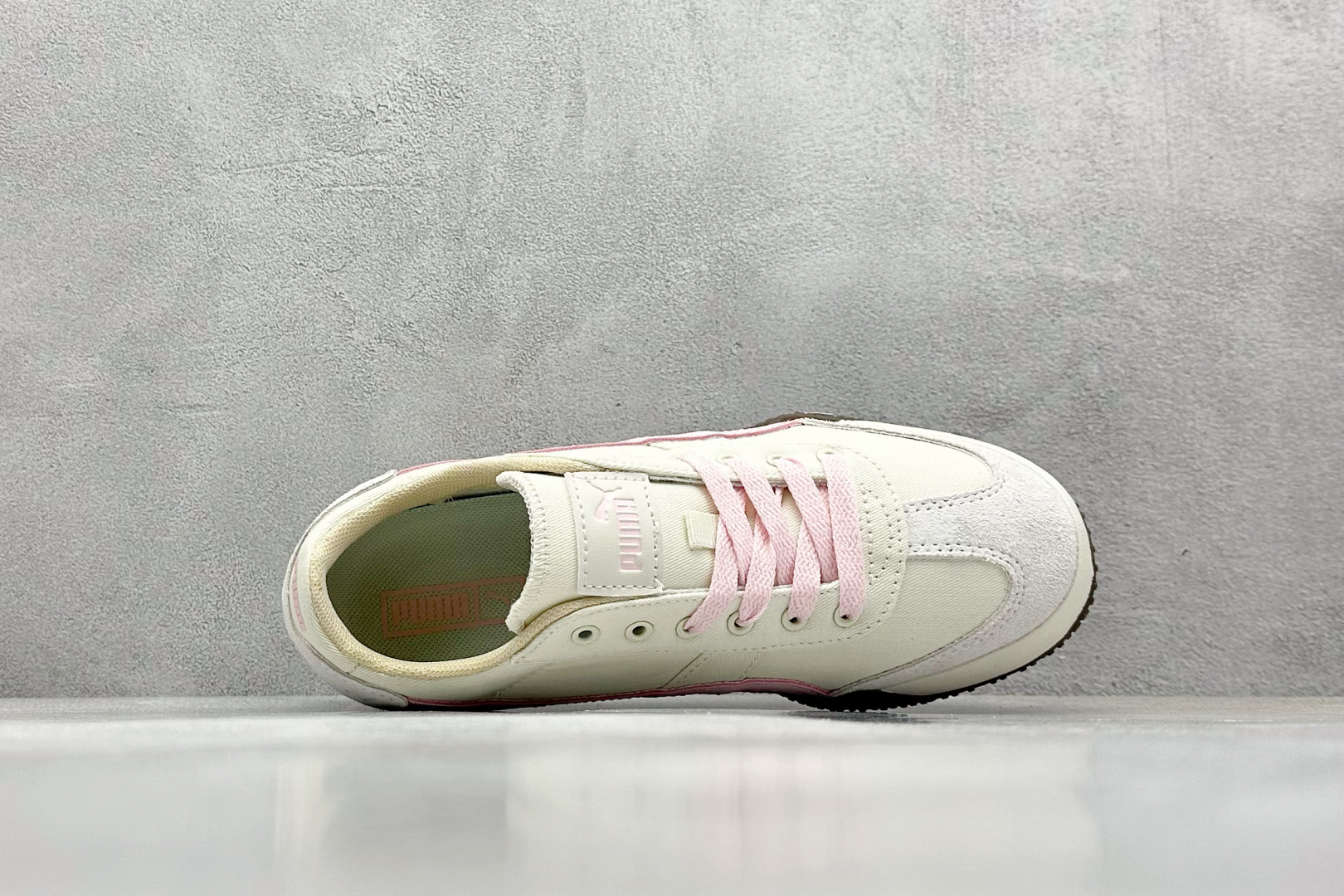  终端放店
Xs版 Puma Palermo OG  防滑耐磨低帮德训板鞋
孔眼底座和脚趾凸起由绒面革材