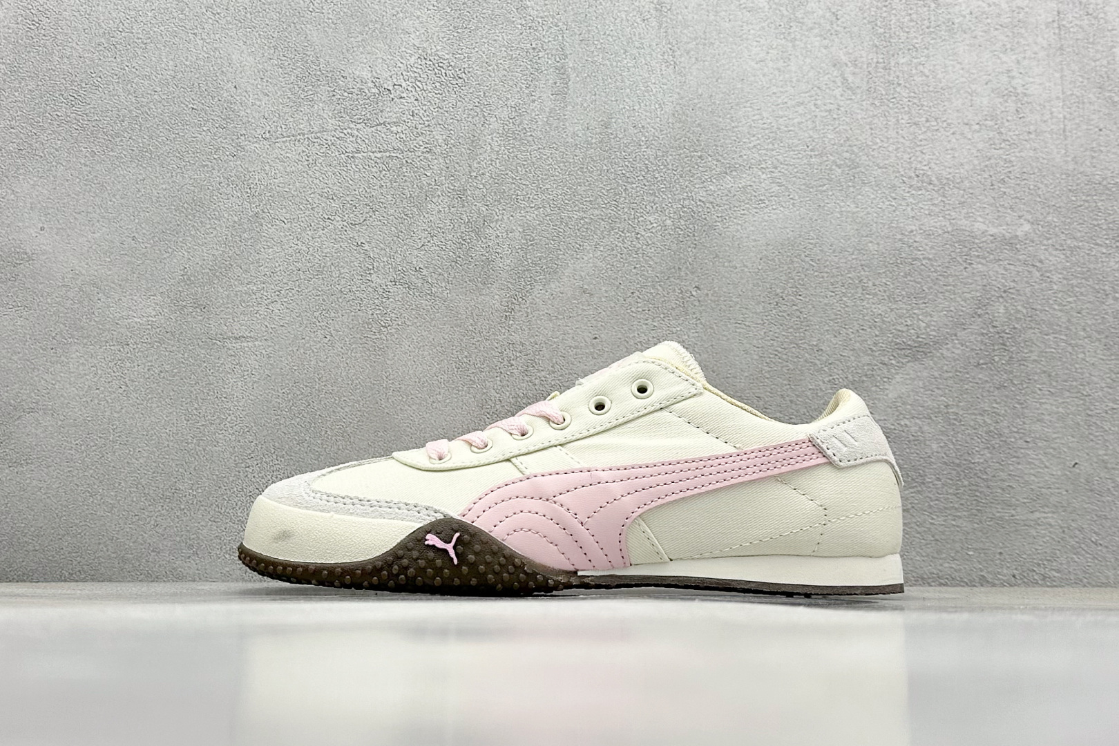  终端放店
Xs版 Puma Palermo OG  防滑耐磨低帮德训板鞋
孔眼底座和脚趾凸起由绒面革材