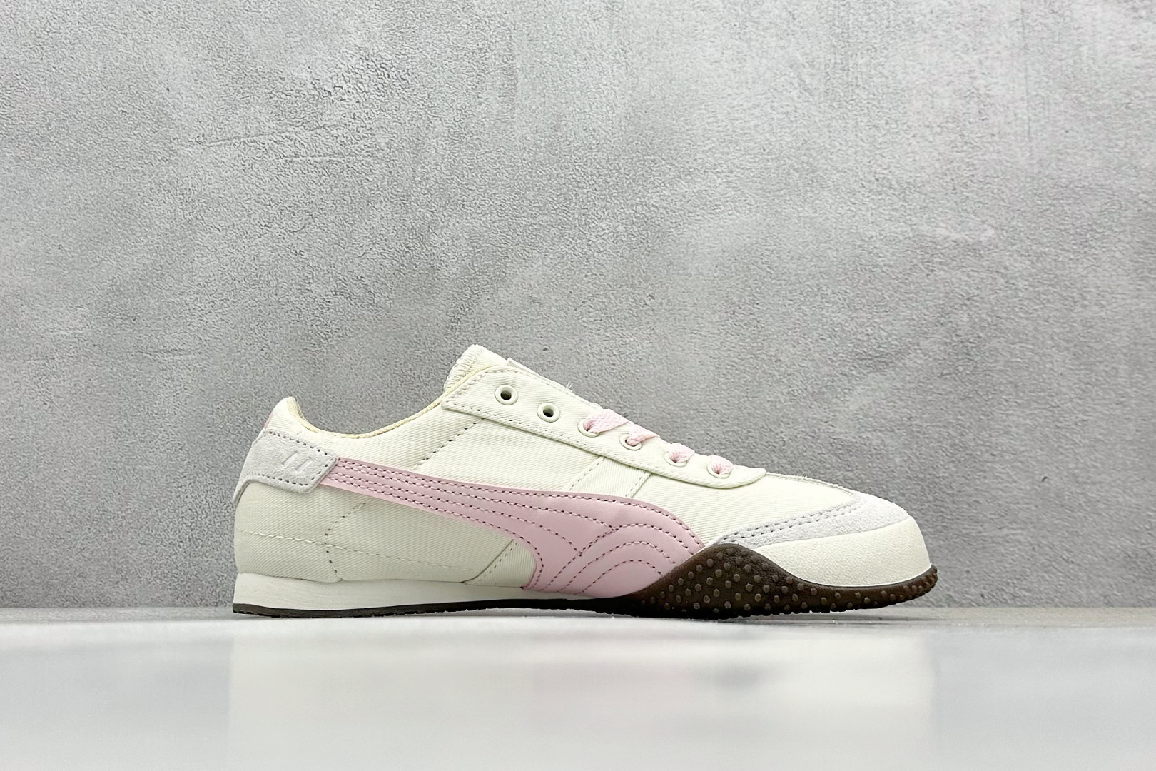  终端放店
Xs版 Puma Palermo OG  防滑耐磨低帮德训板鞋
孔眼底座和脚趾凸起由绒面革材