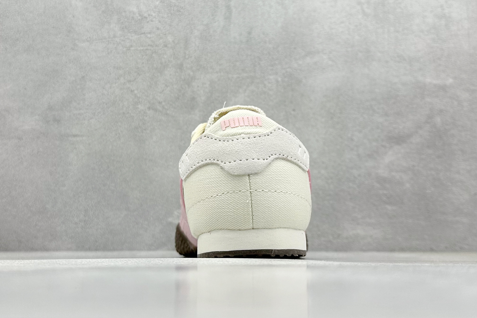  终端放店
Xs版 Puma Palermo OG  防滑耐磨低帮德训板鞋
孔眼底座和脚趾凸起由绒面革材