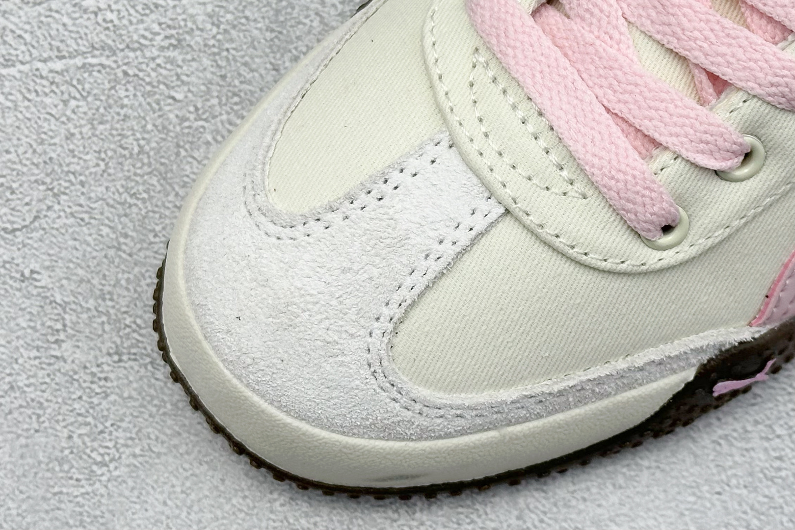  终端放店
Xs版 Puma Palermo OG  防滑耐磨低帮德训板鞋
孔眼底座和脚趾凸起由绒面革材