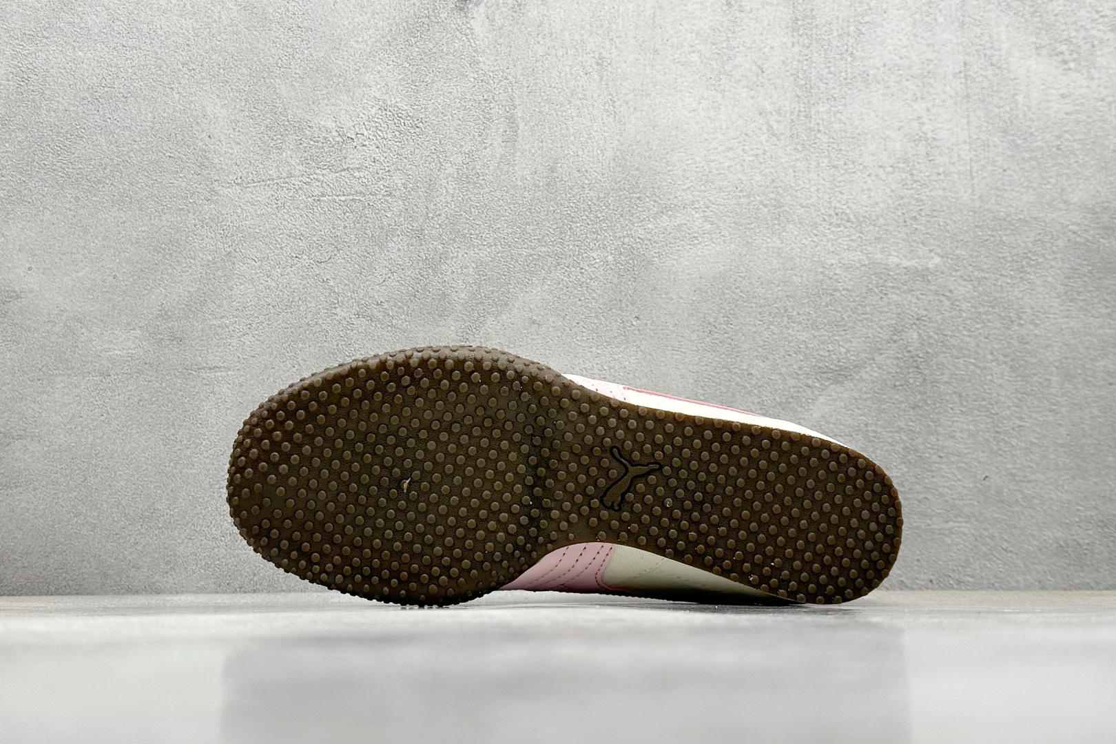  终端放店
Xs版 Puma Palermo OG  防滑耐磨低帮德训板鞋
孔眼底座和脚趾凸起由绒面革材