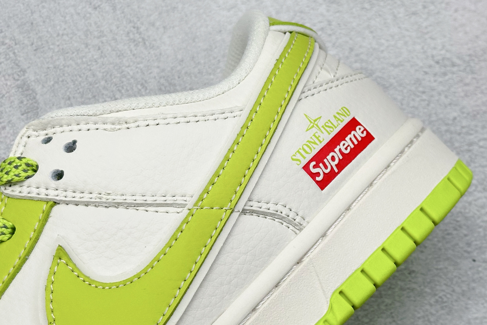  终端放店
XC版 Nike SB Dunk Low x Supreme x Stone Island 