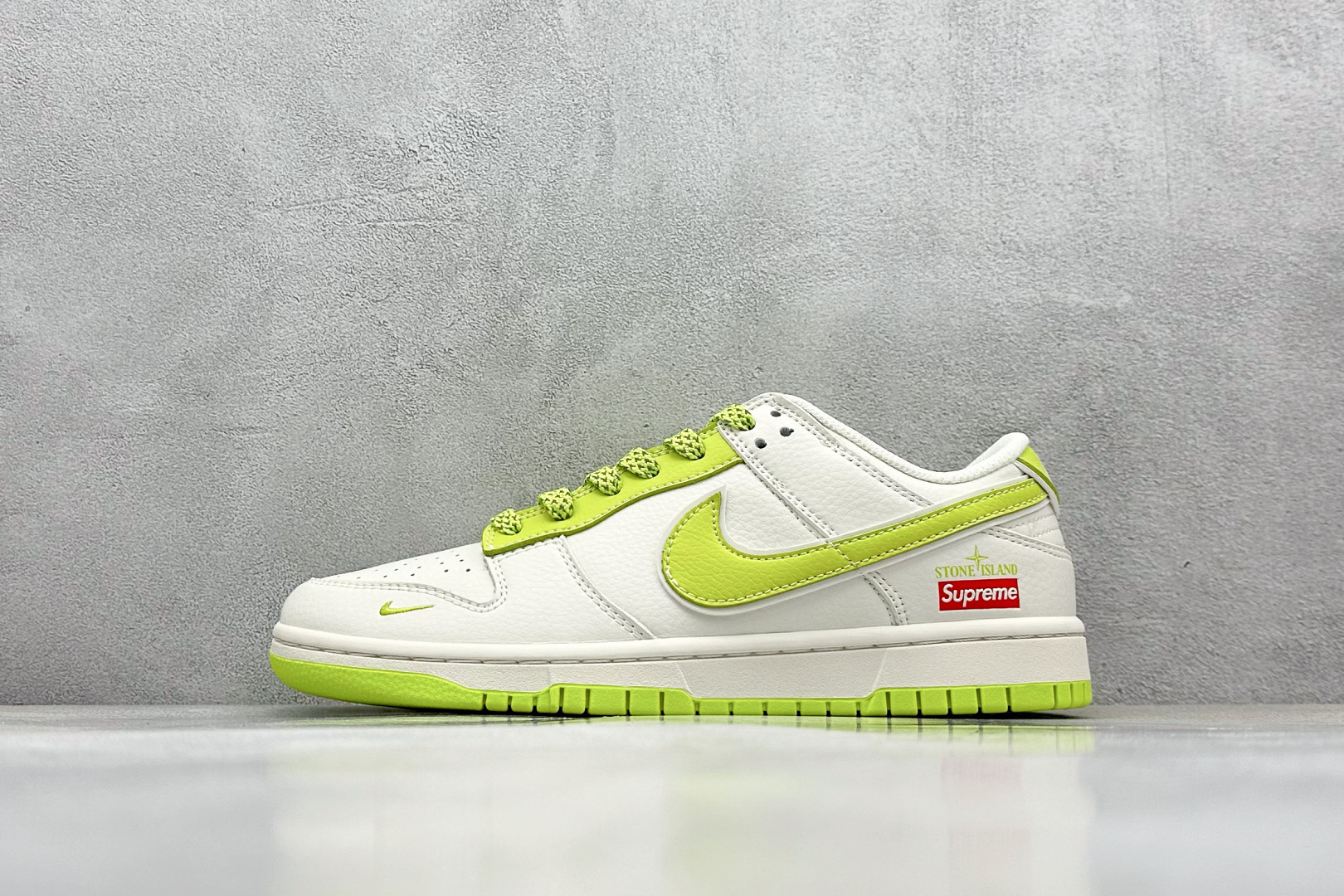  终端放店
XC版 Nike SB Dunk Low x Supreme x Stone Island 