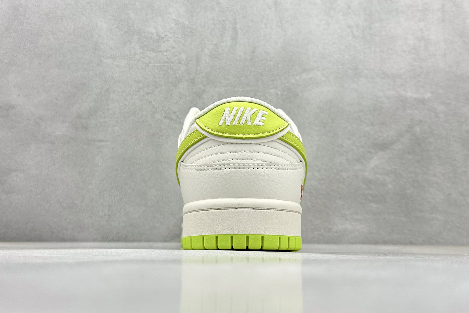  终端放店
XC版 Nike SB Dunk Low x Supreme x Stone Island 