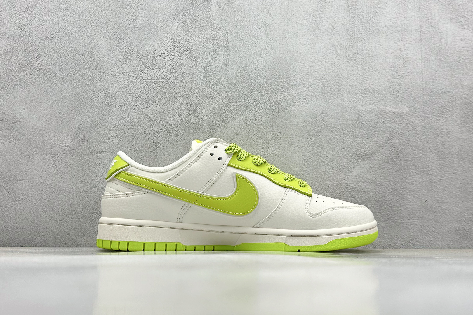  终端放店
XC版 Nike SB Dunk Low x Supreme x Stone Island 