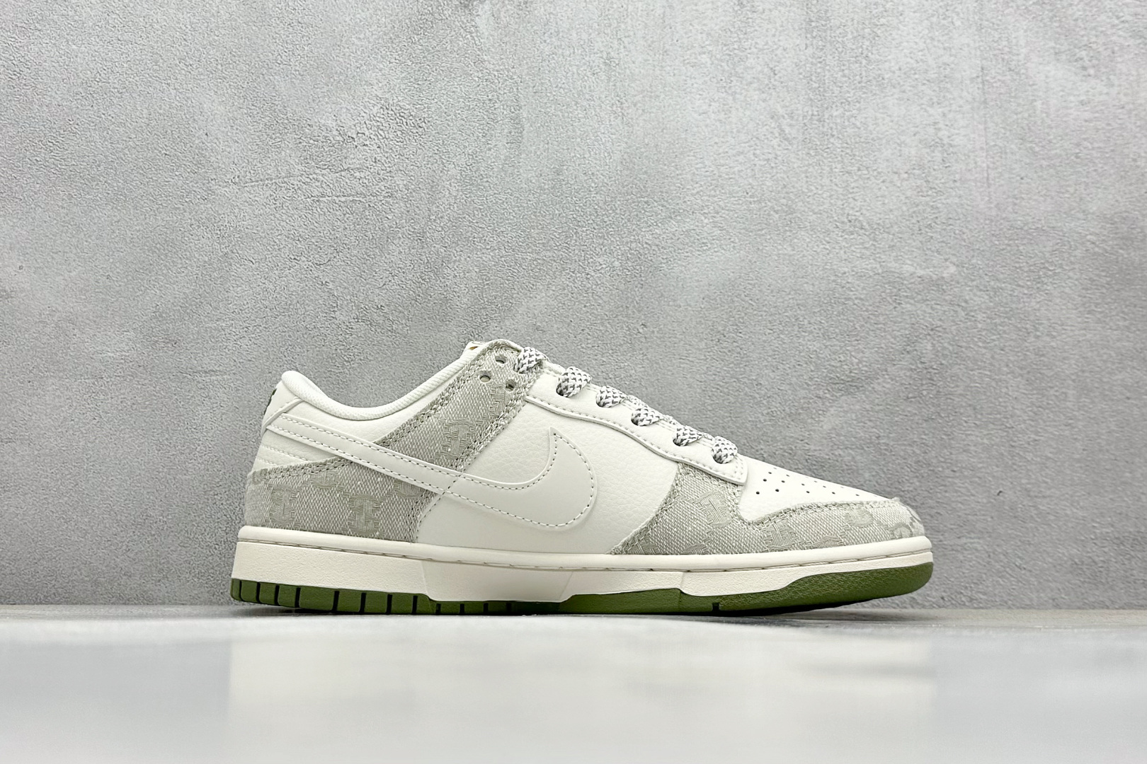  终端放店
XC版 Nike SB Dunk Low x GUCCI 米绿小钩
纯原大厂出品 极力推荐
