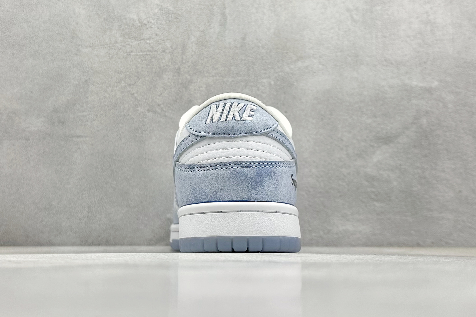  终端放店
XC版 Nike SB Dunk Low x Supreme 白湖水蓝小钩
纯原大厂出品 极