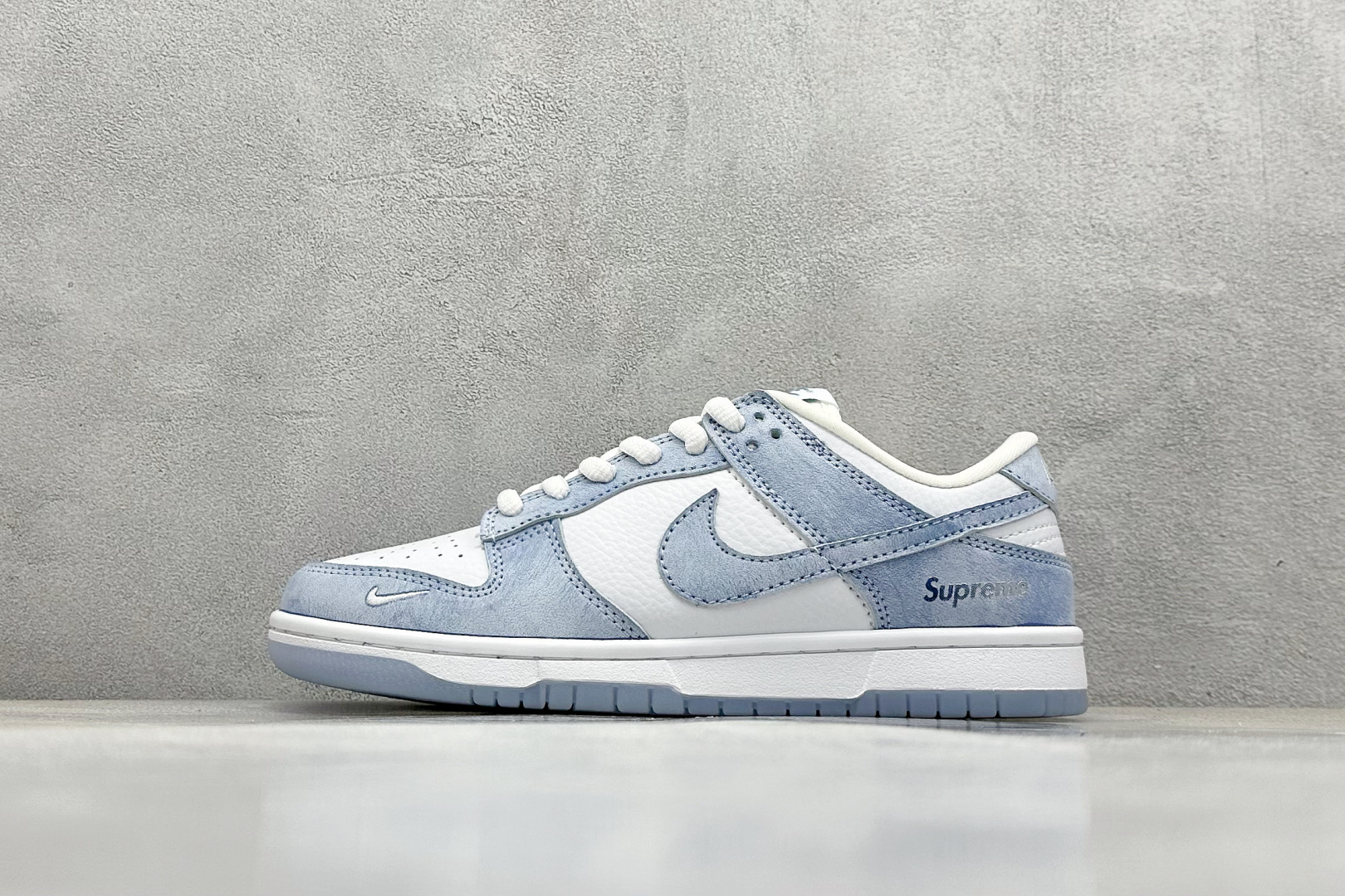  终端放店
XC版 Nike SB Dunk Low x Supreme 白湖水蓝小钩
纯原大厂出品 极
