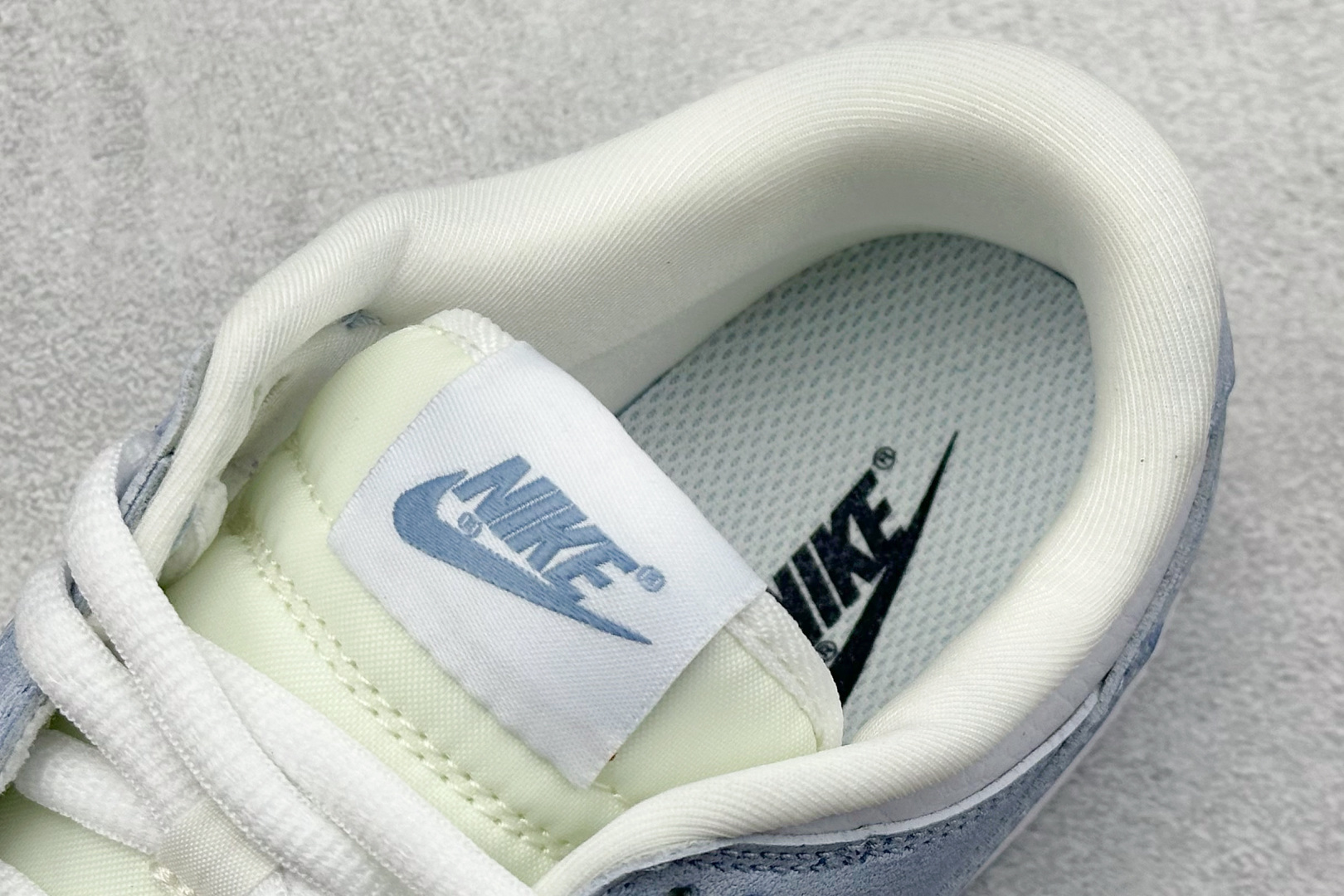  终端放店
XC版 Nike SB Dunk Low x Supreme 白湖水蓝小钩
纯原大厂出品 极