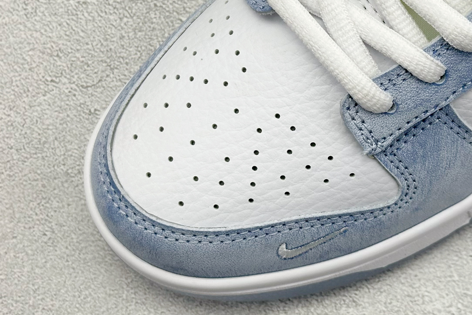  终端放店
XC版 Nike SB Dunk Low x Supreme 白湖水蓝小钩
纯原大厂出品 极