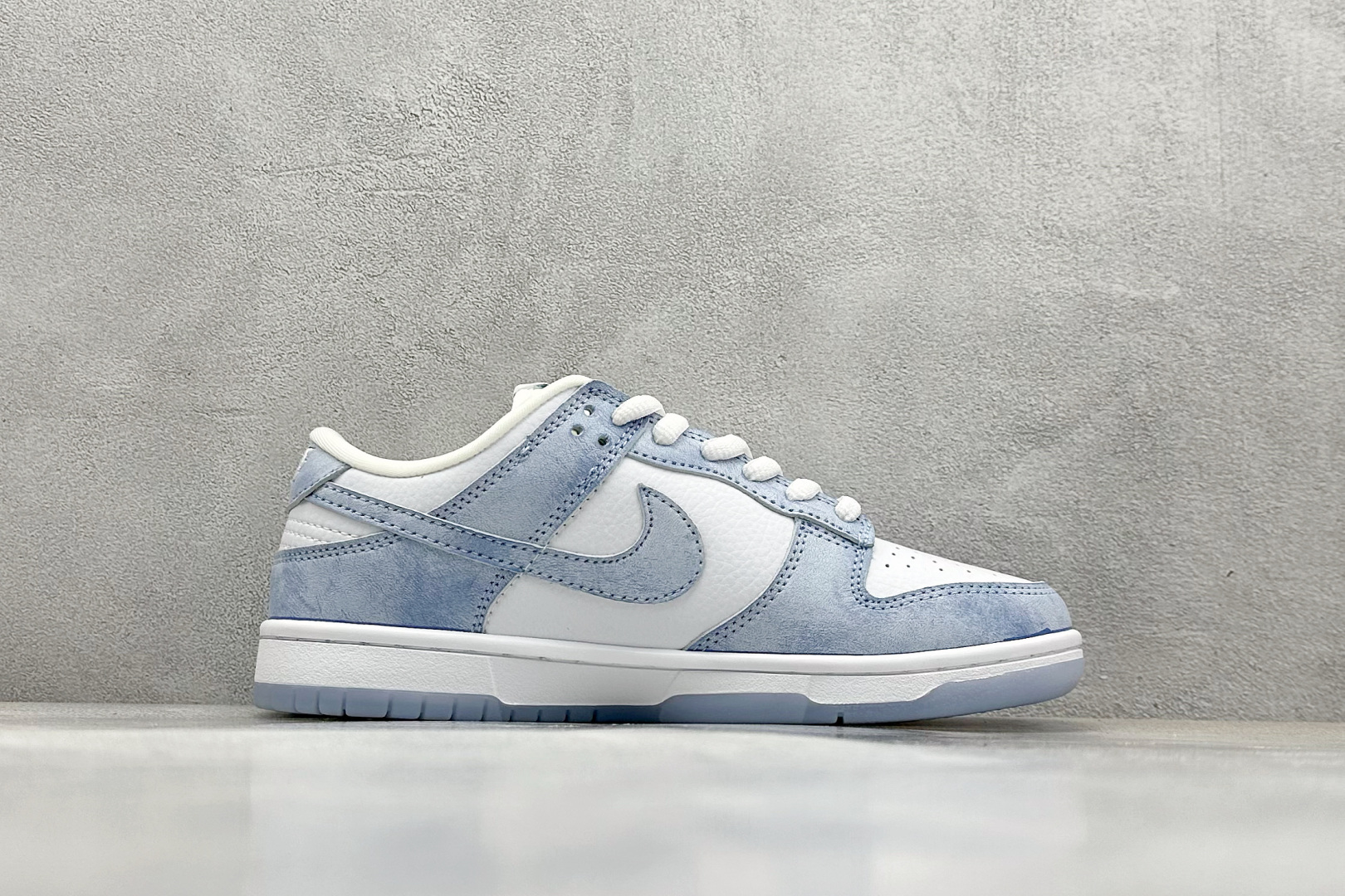  终端放店
XC版 Nike SB Dunk Low x Supreme 白湖水蓝小钩
纯原大厂出品 极