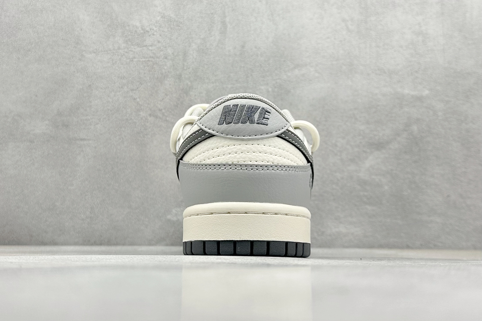  终端放店
XC版 Nike SB Dunk Low Off-White系列 绑带爱心灰勾 周年高端定制