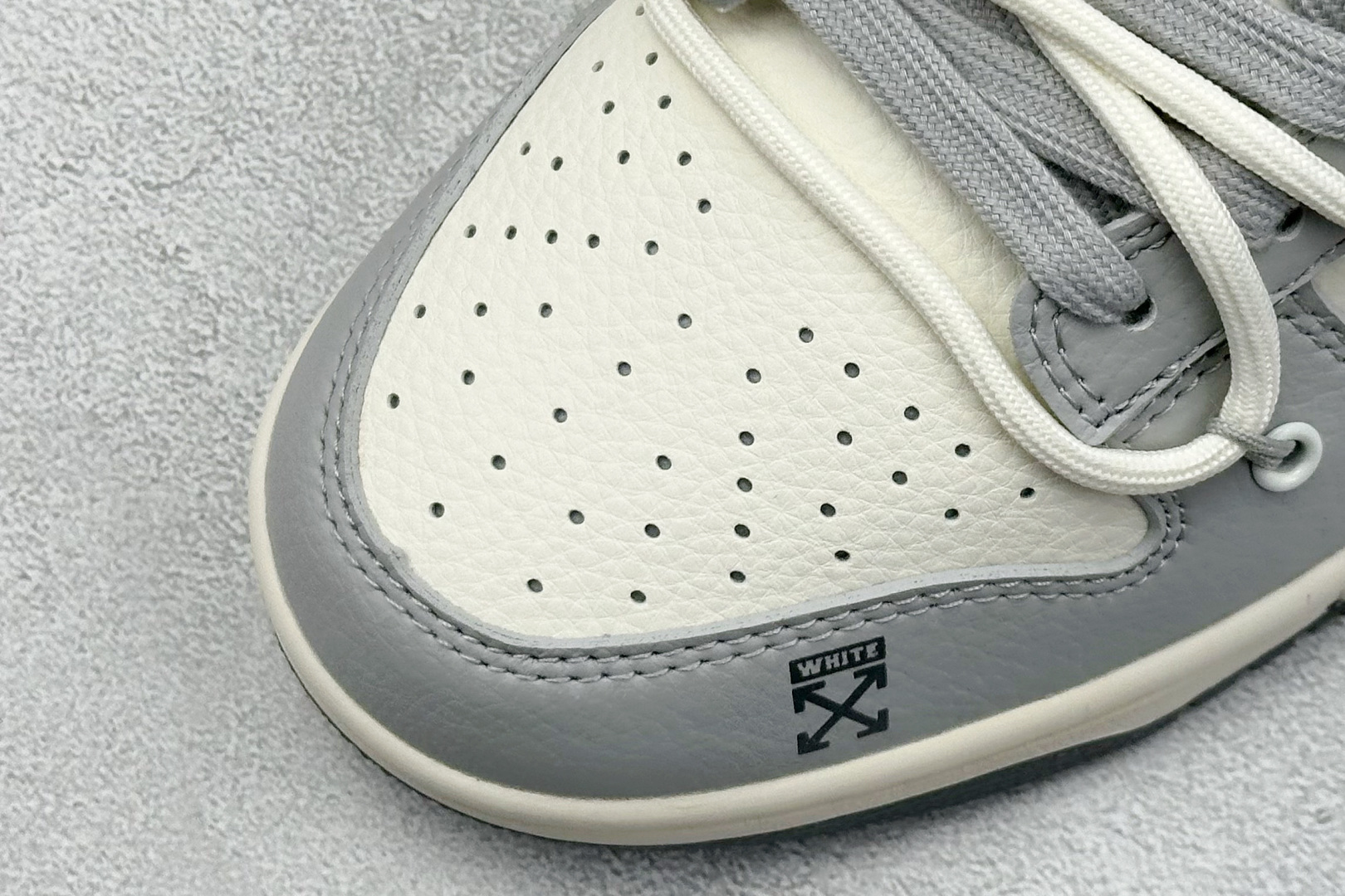  终端放店
XC版 Nike SB Dunk Low Off-White系列 绑带爱心灰勾 周年高端定制