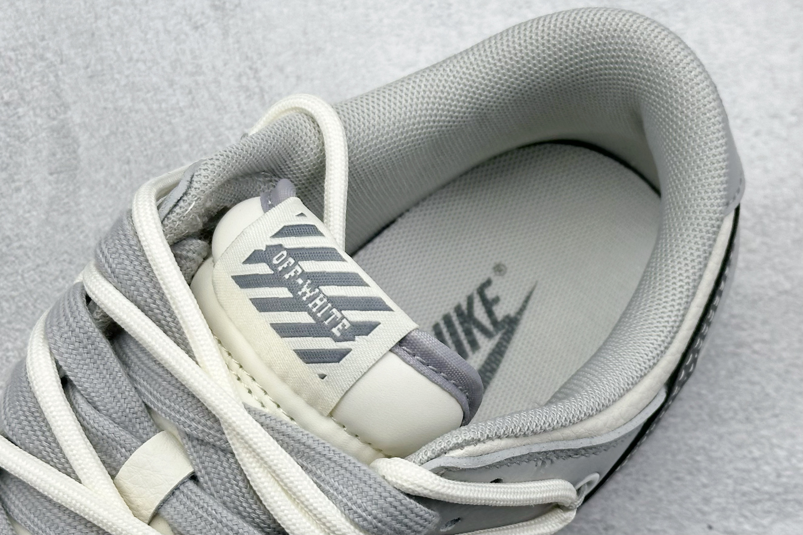  终端放店
XC版 Nike SB Dunk Low Off-White系列 绑带爱心灰勾 周年高端定制