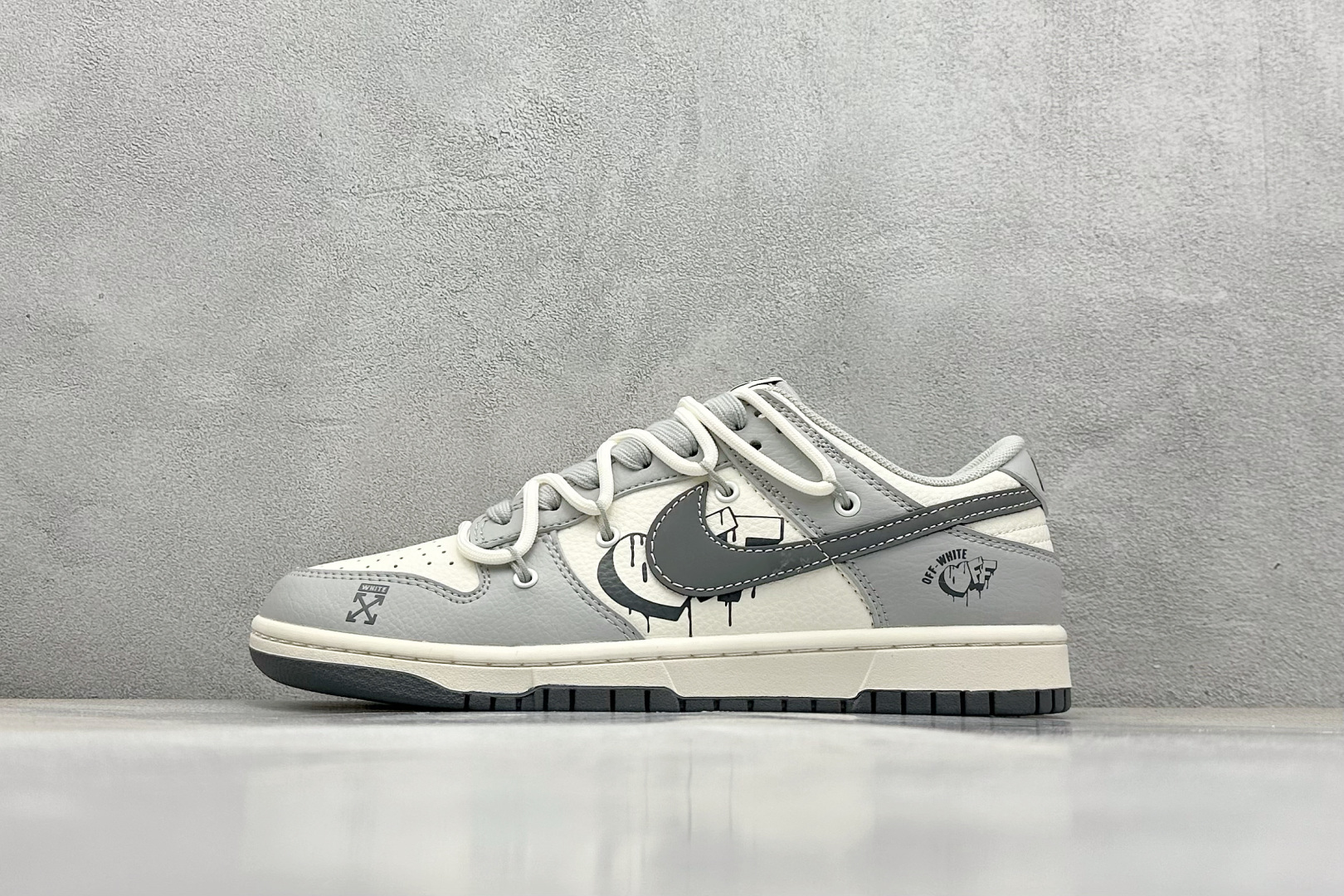  终端放店
XC版 Nike SB Dunk Low Off-White系列 绑带爱心灰勾 周年高端定制