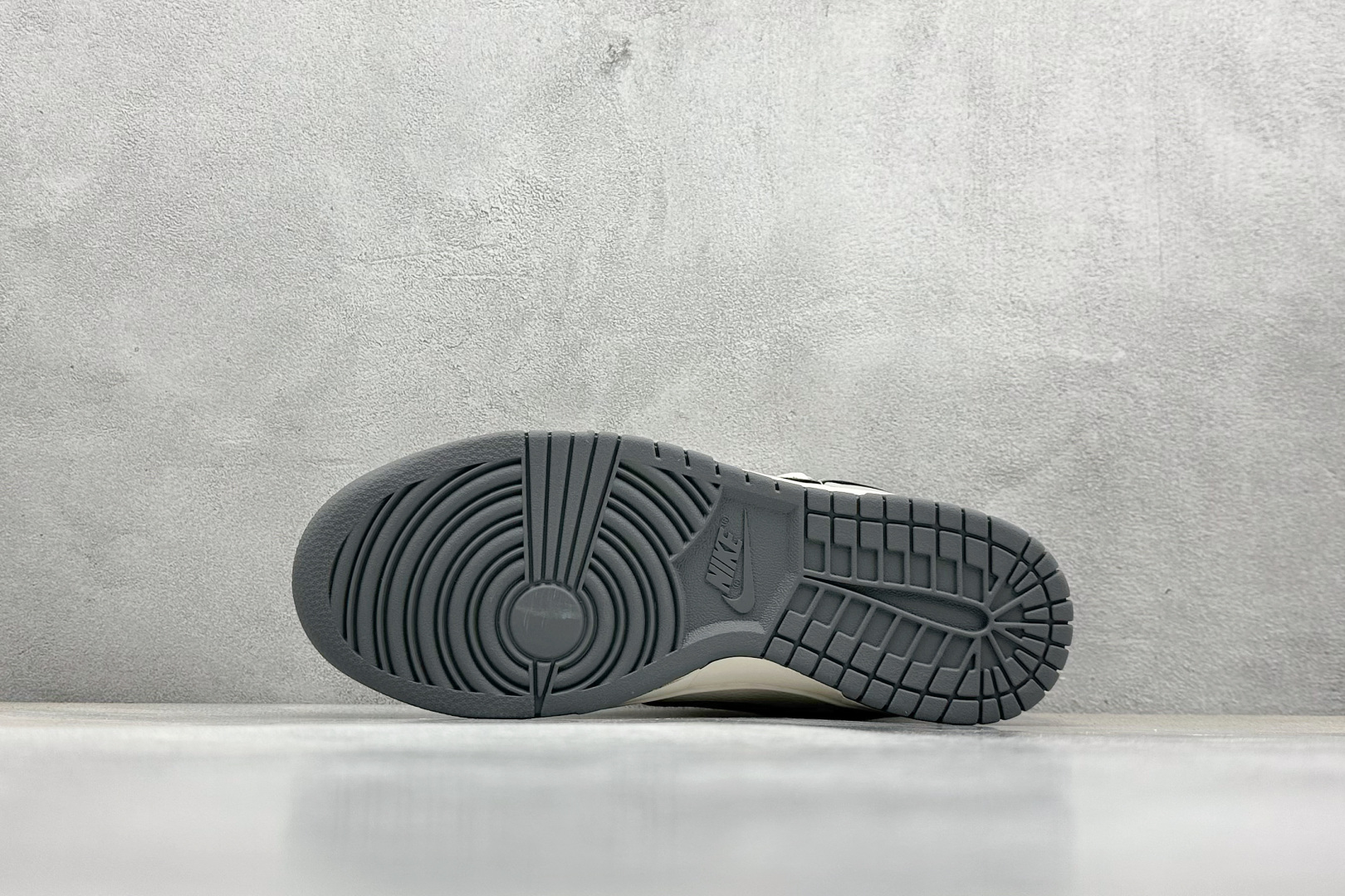  终端放店
XC版 Nike SB Dunk Low Off-White系列 绑带爱心灰勾 周年高端定制