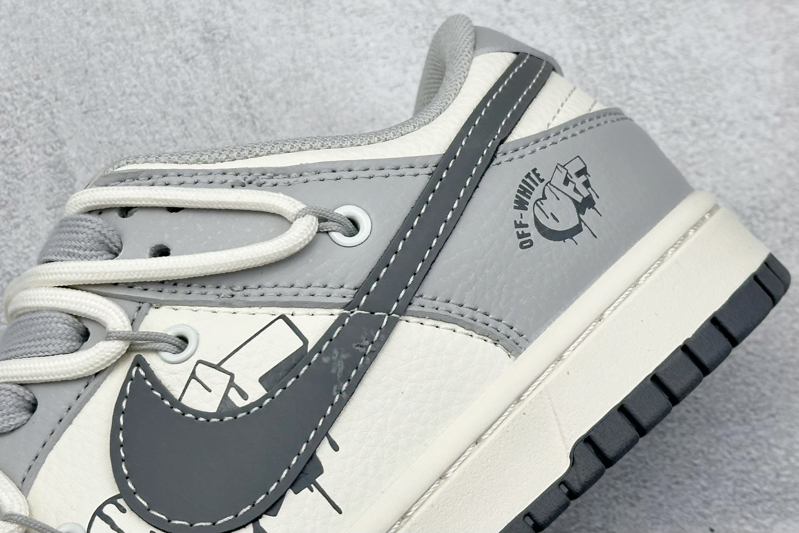 终端放店
XC版 Nike SB Dunk Low Off-White系列 绑带爱心灰勾 周年高端定制