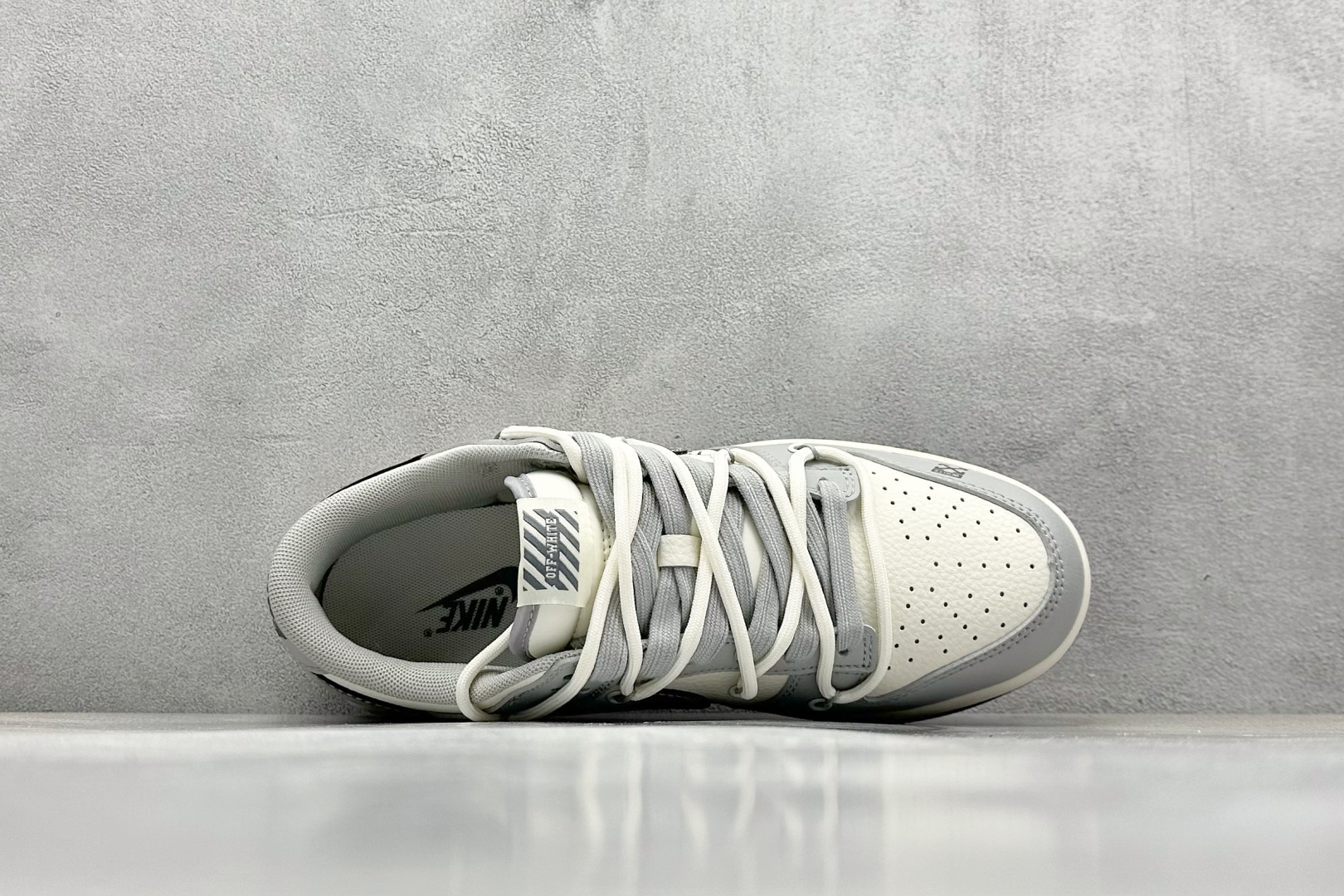  终端放店
XC版 Nike SB Dunk Low Off-White系列 绑带爱心灰勾 周年高端定制