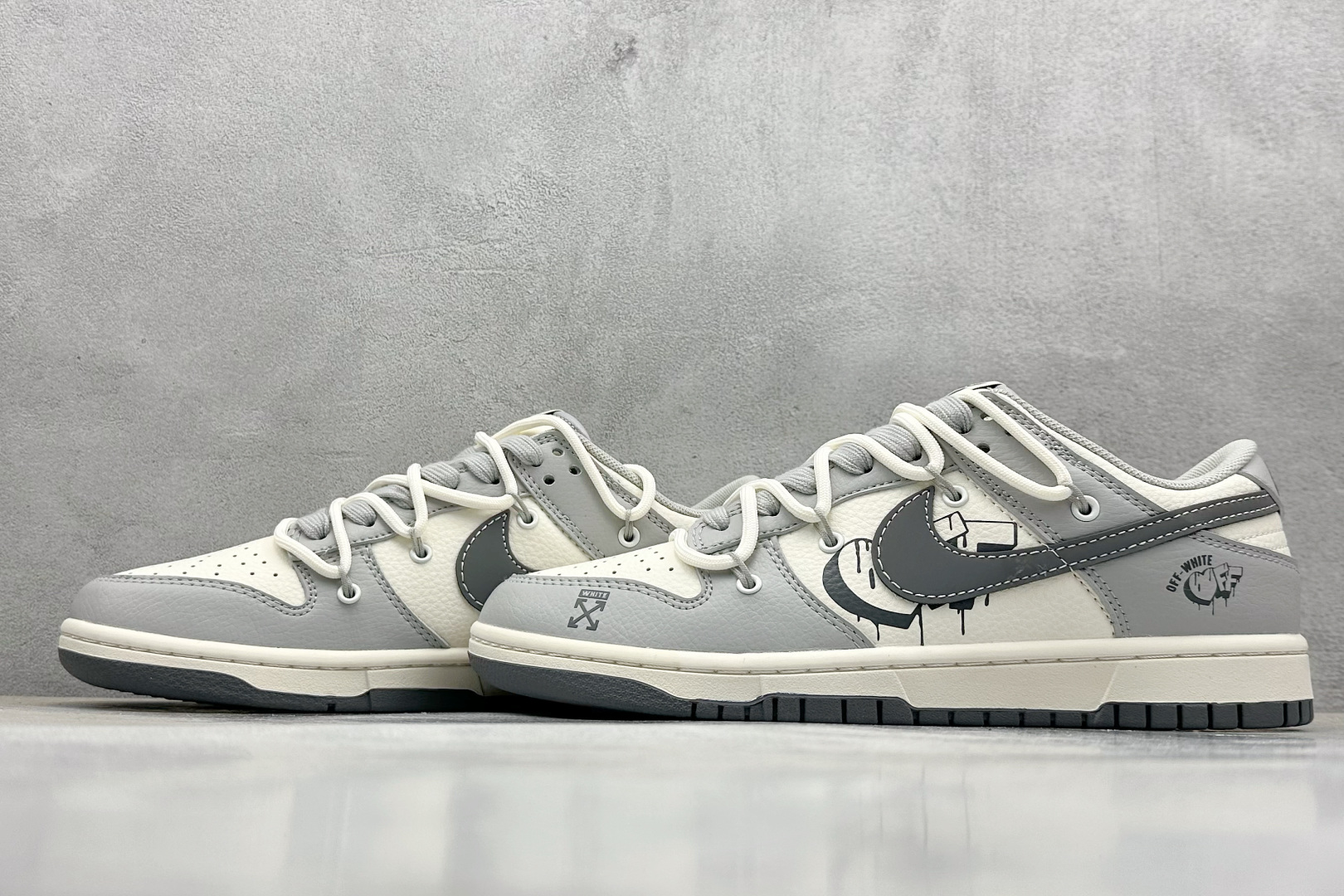  终端放店
XC版 Nike SB Dunk Low Off-White系列 绑带爱心灰勾 周年高端定制