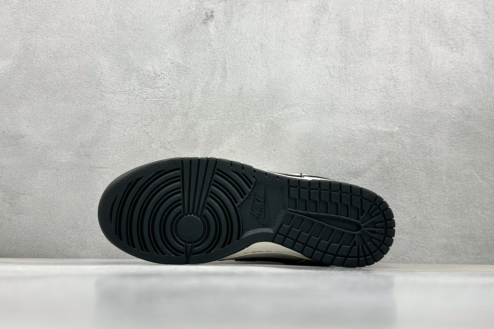  终端放店
XC版 Nike SB Dunk Low Sup系列 绑带米白黑勾 周年高端定制 低帮休闲板