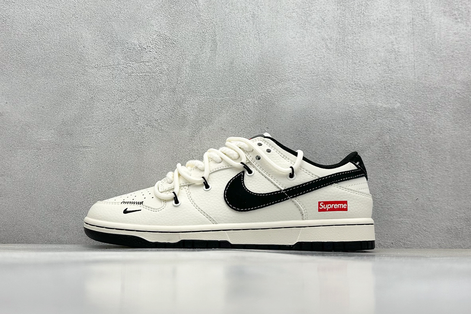  终端放店
XC版 Nike SB Dunk Low Sup系列 绑带米白黑勾 周年高端定制 低帮休闲板