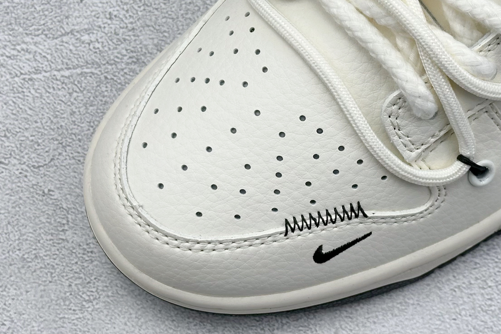  终端放店
XC版 Nike SB Dunk Low Sup系列 绑带米白黑勾 周年高端定制 低帮休闲板
