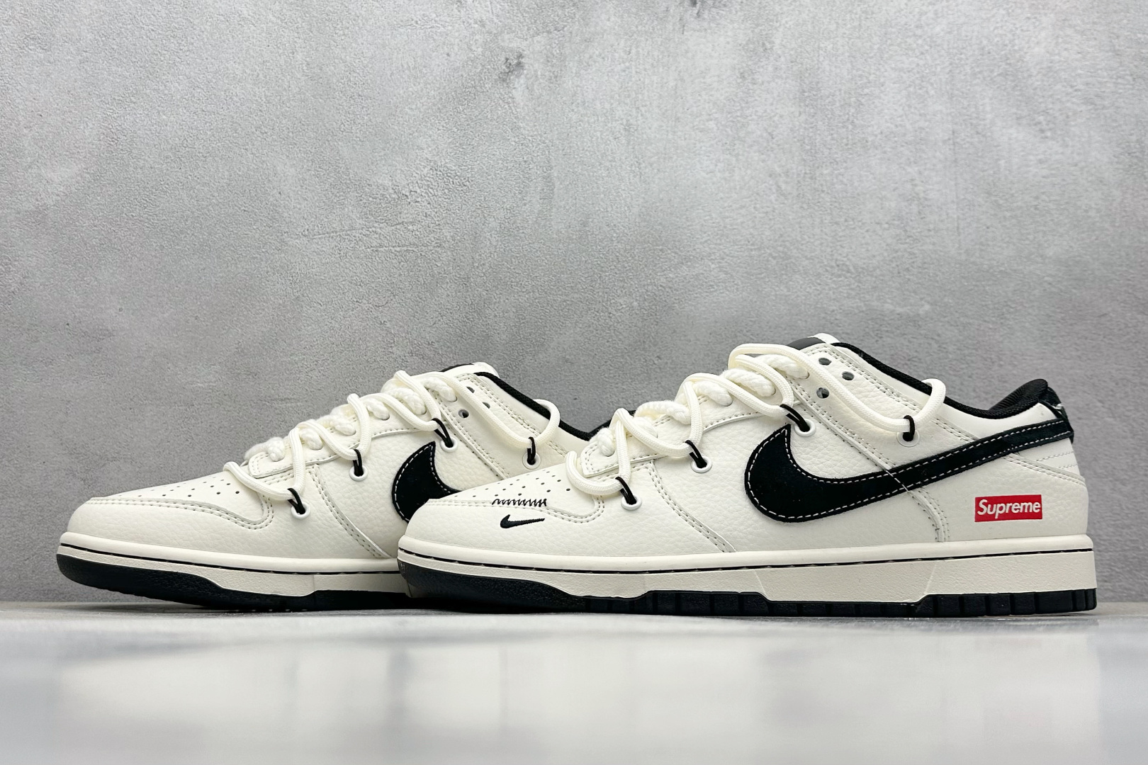  终端放店
XC版 Nike SB Dunk Low Sup系列 绑带米白黑勾 周年高端定制 低帮休闲板
